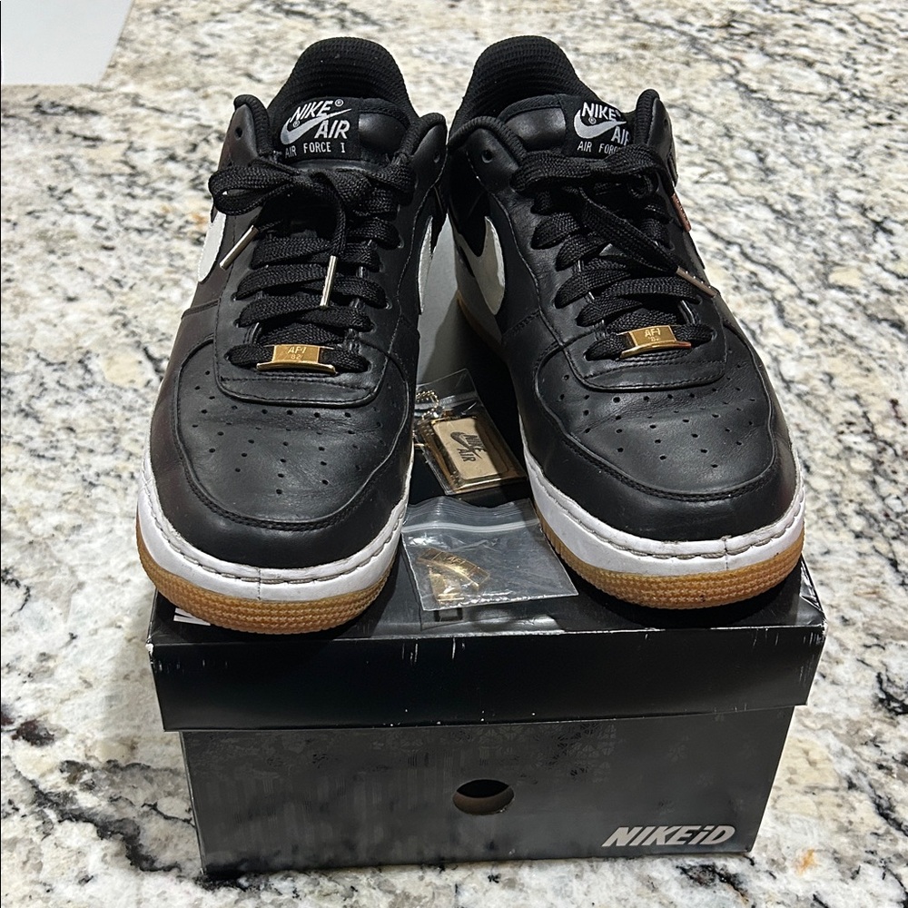 Men’s Sz9.5 Nike Air Force 1 Low Black with White Swoosh and Gum Sole - Men's